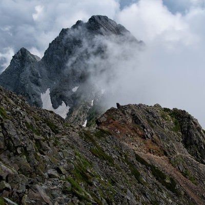 雲が沸き立つ吊尾根の登山道の写真