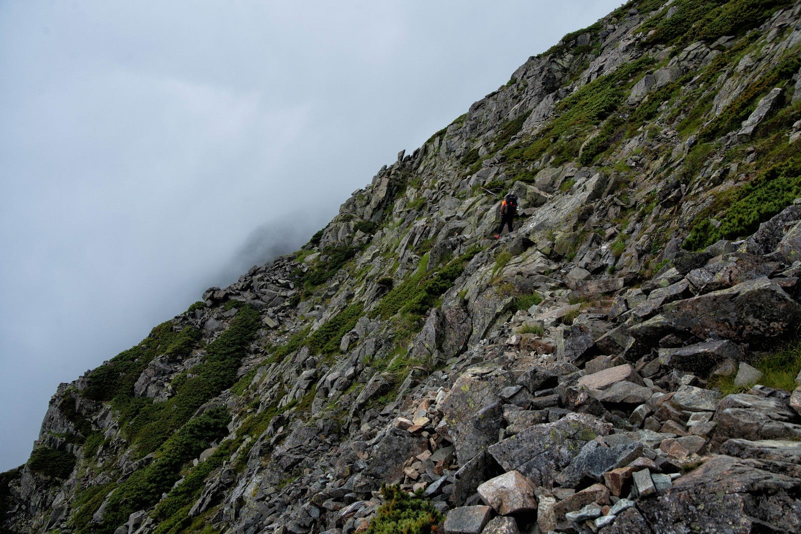 「険しい斜面の吊尾根の岩稜」の写真