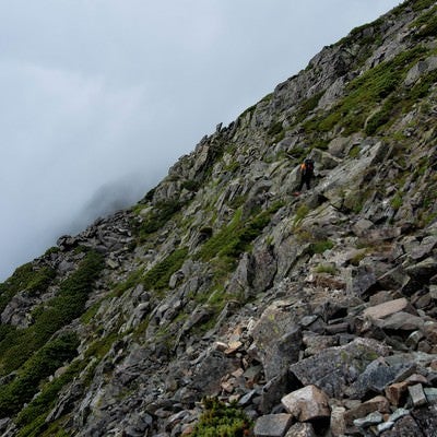 険しい斜面の吊尾根の岩稜の写真