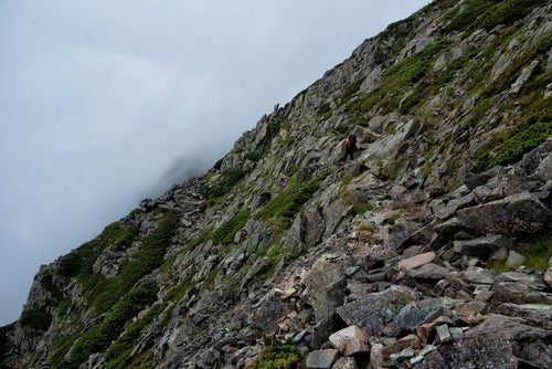 険しい斜面の吊尾根の岩稜の写真