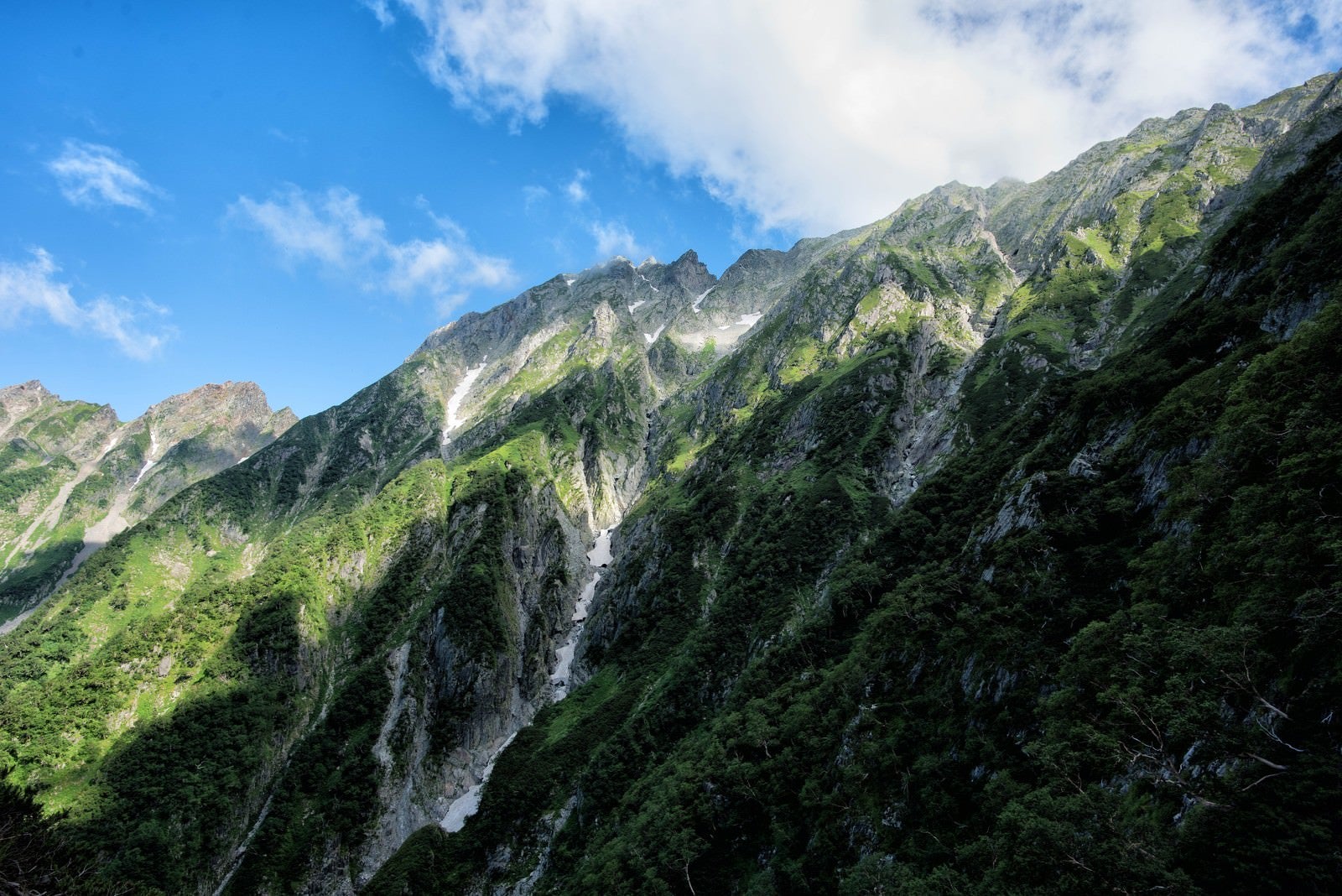 「穂高岳の岩壁に映る雲の陰」の写真