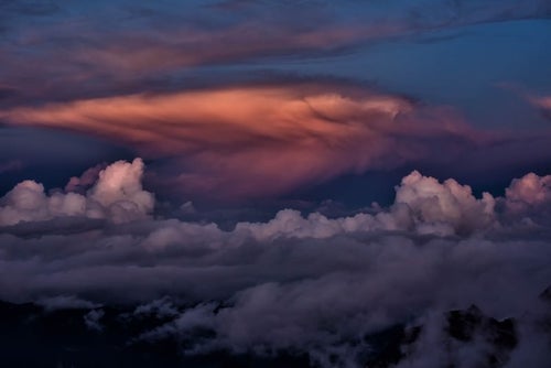 夕暮れに染まる積雲の写真