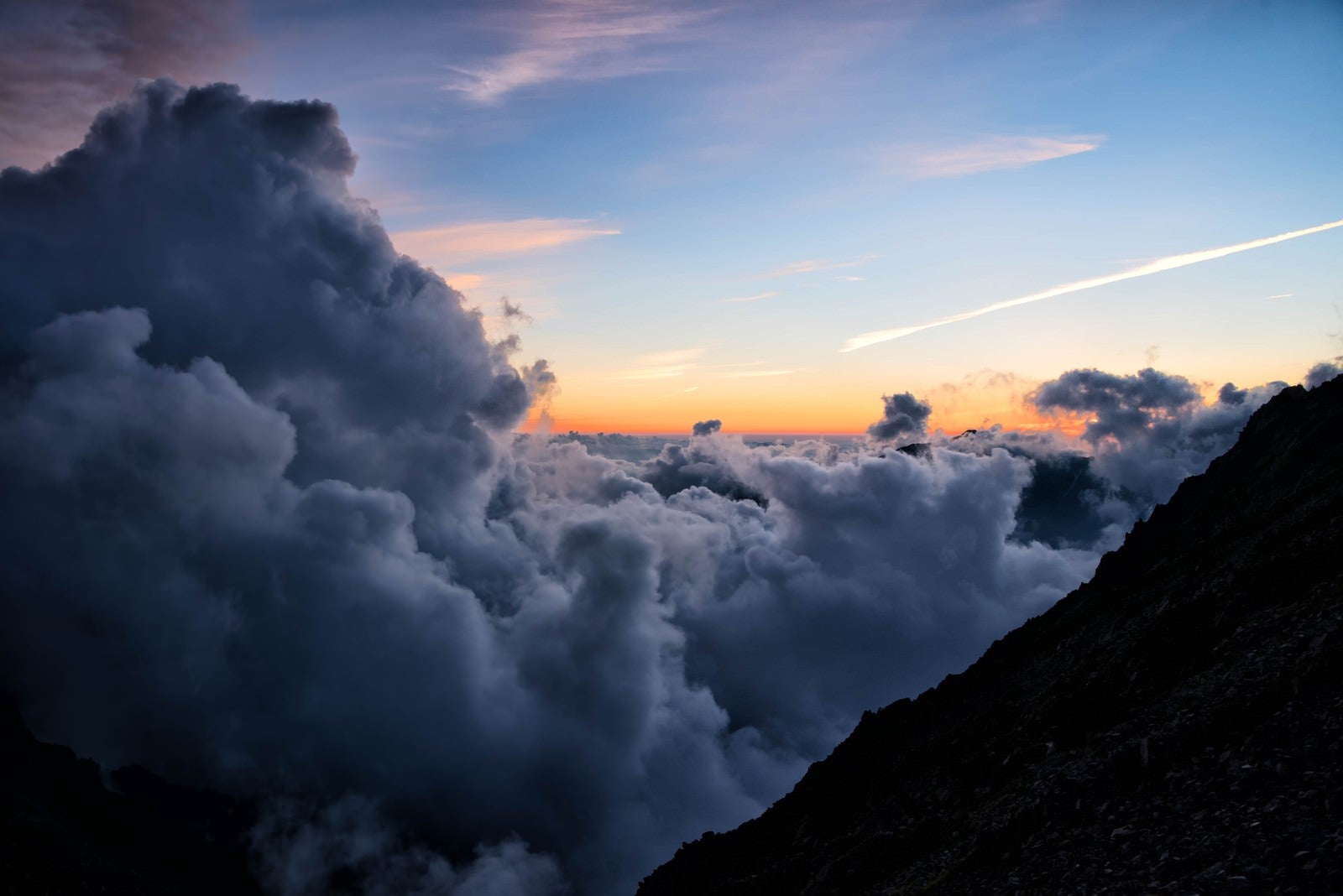 「夕暮れに沸く積雲」の写真