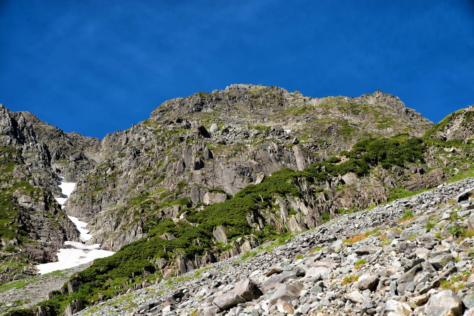 「奥穂高岳に立ちはだかる岩壁」の写真