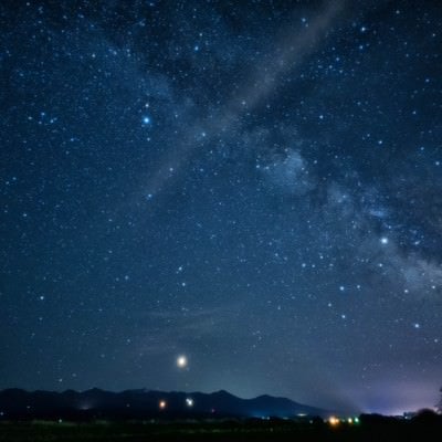 夜空に広がる天の川と無数の星々が輝く星空風景の写真