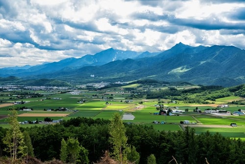 富良野にある山の麓の田舎町の写真