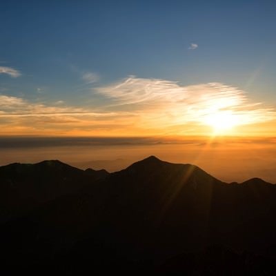 常念山脈から昇る朝日の写真