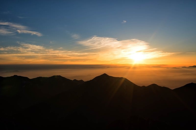 常念山脈から昇る朝日の写真