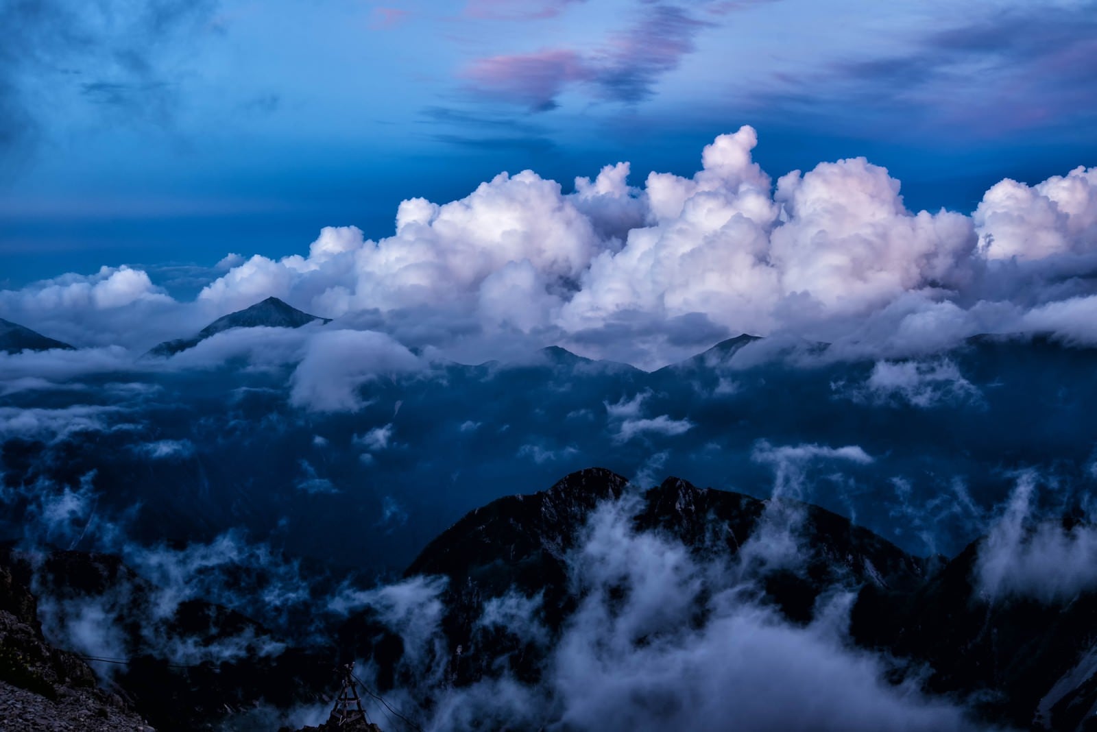 「雄大積雲に包まれる常念山脈」の写真