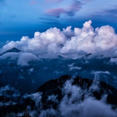 雄大積雲に包まれる常念山脈の写真