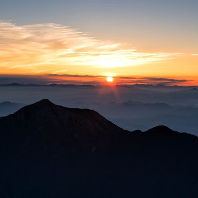 常念岳と日の出の写真