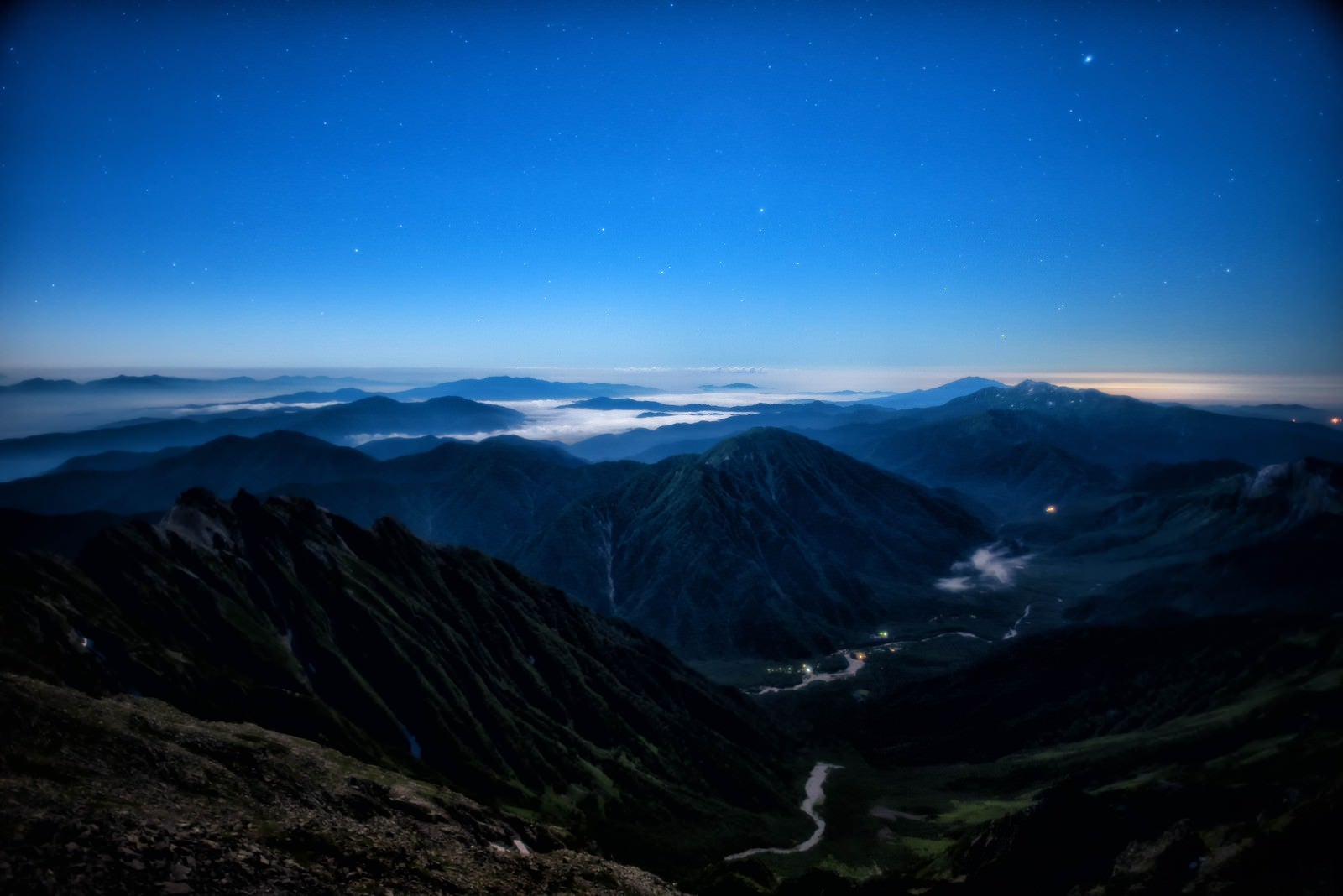 「月明かりに包まれる上高地の絶景」の写真