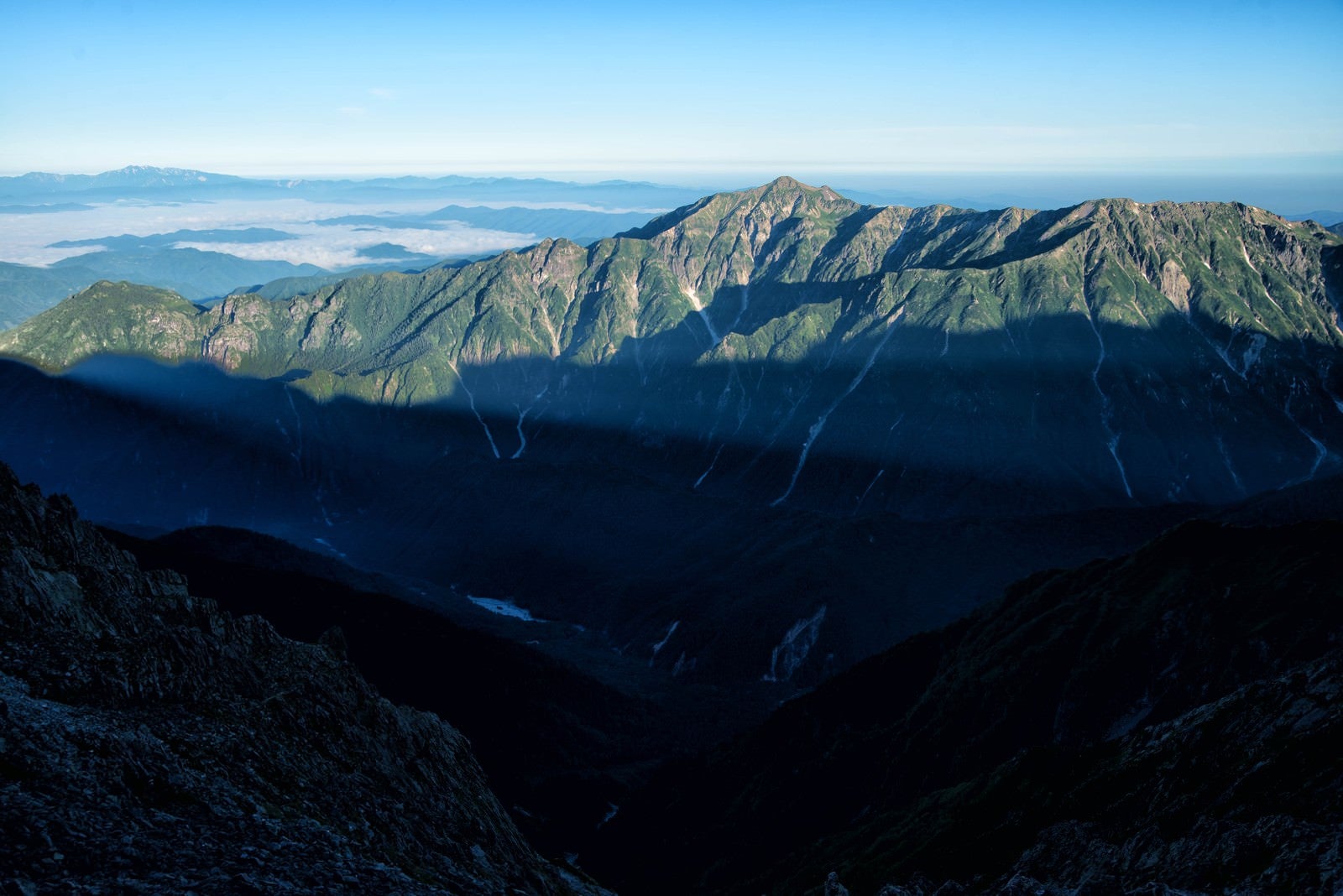 「朝日を浴びる笠ヶ岳」の写真
