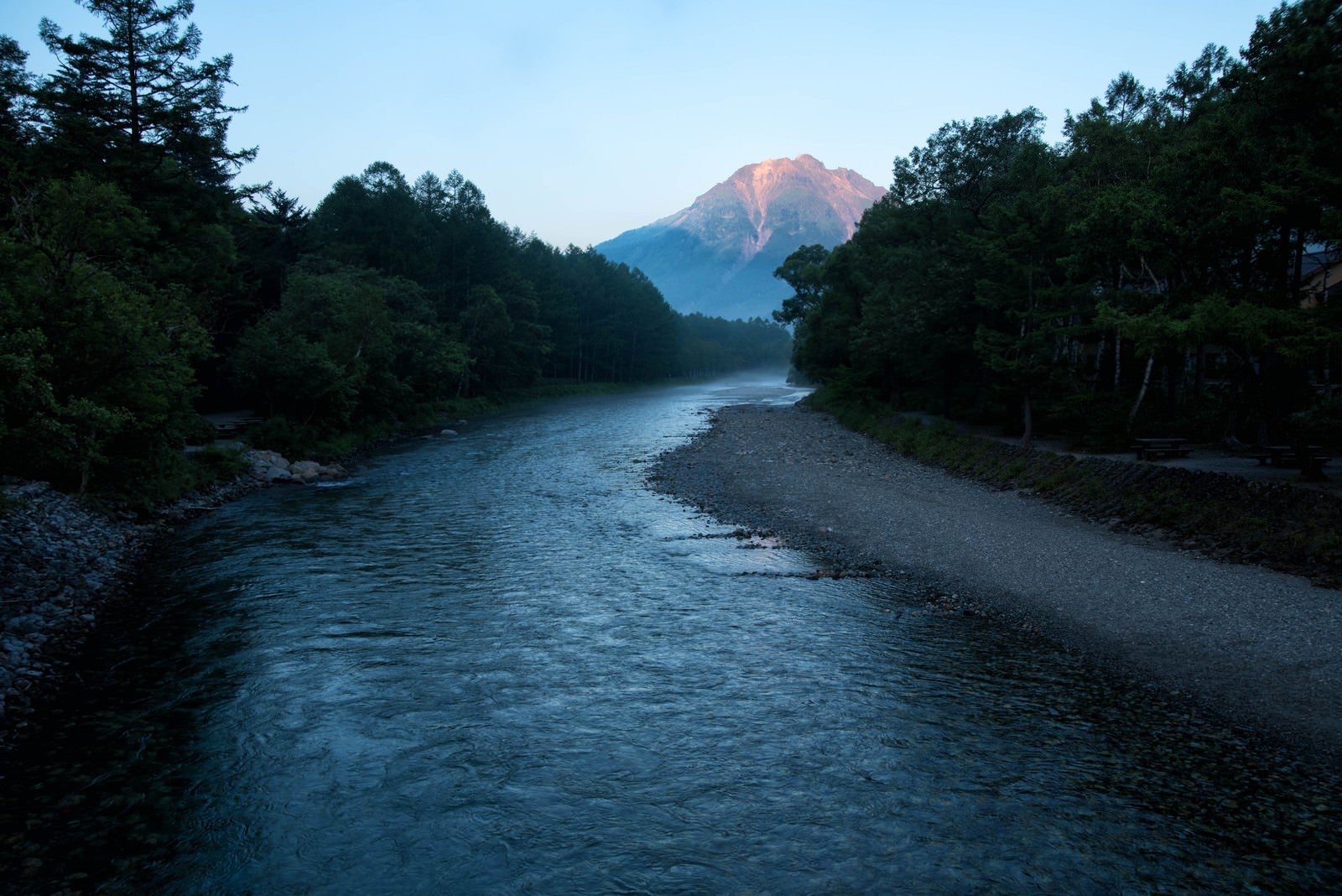 「朝焼けに染まる焼岳に続く梓川」の写真