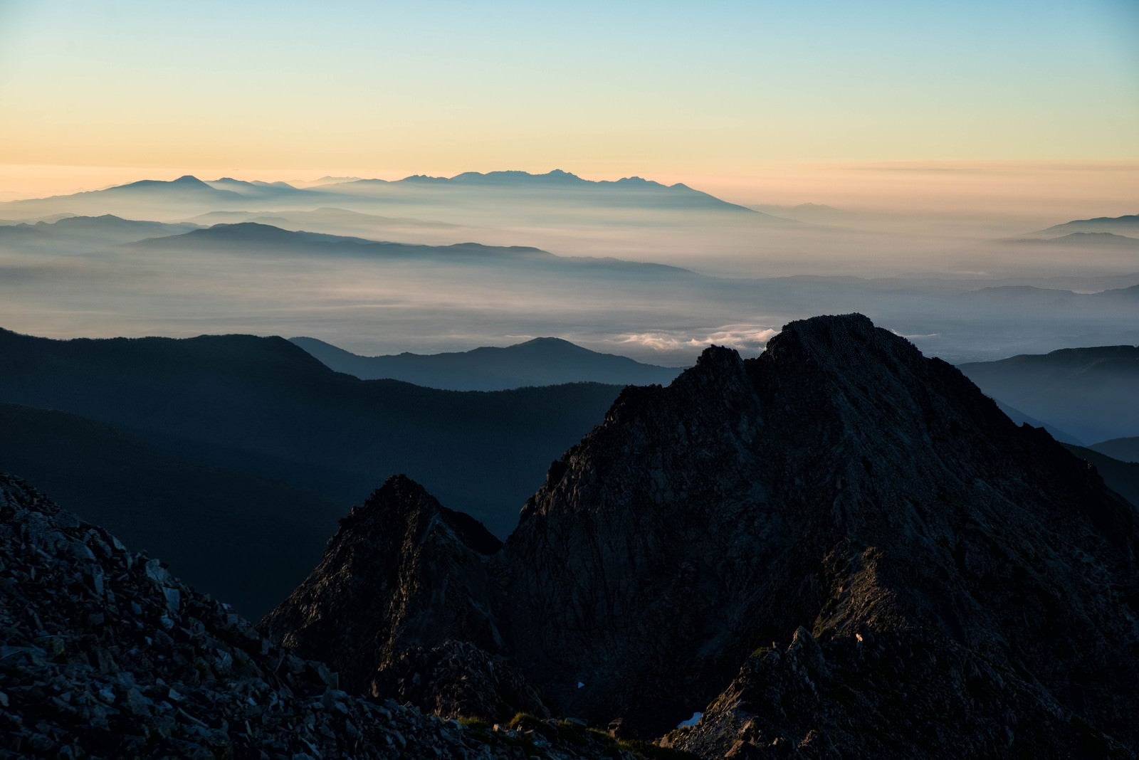 「朝焼けの八ヶ岳と前穂高岳」の写真