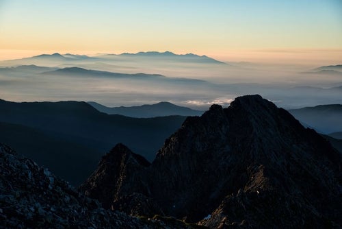 朝焼けの八ヶ岳と前穂高岳の写真