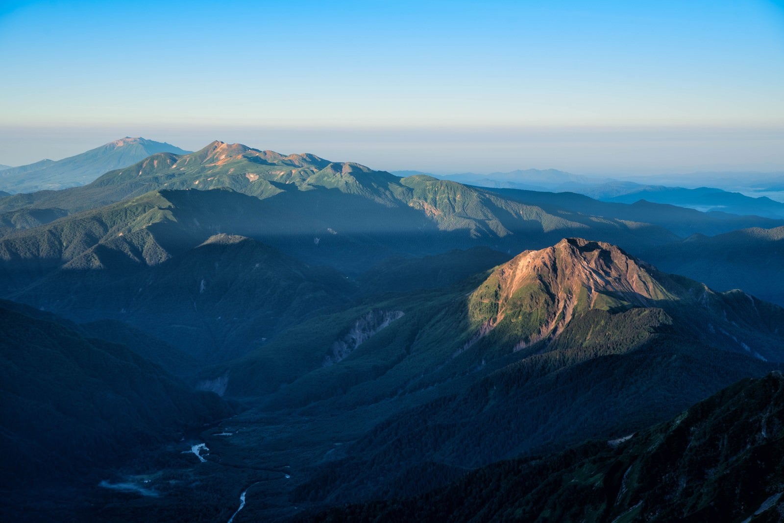 「朝焼けに照らされる焼岳と乗鞍岳」の写真
