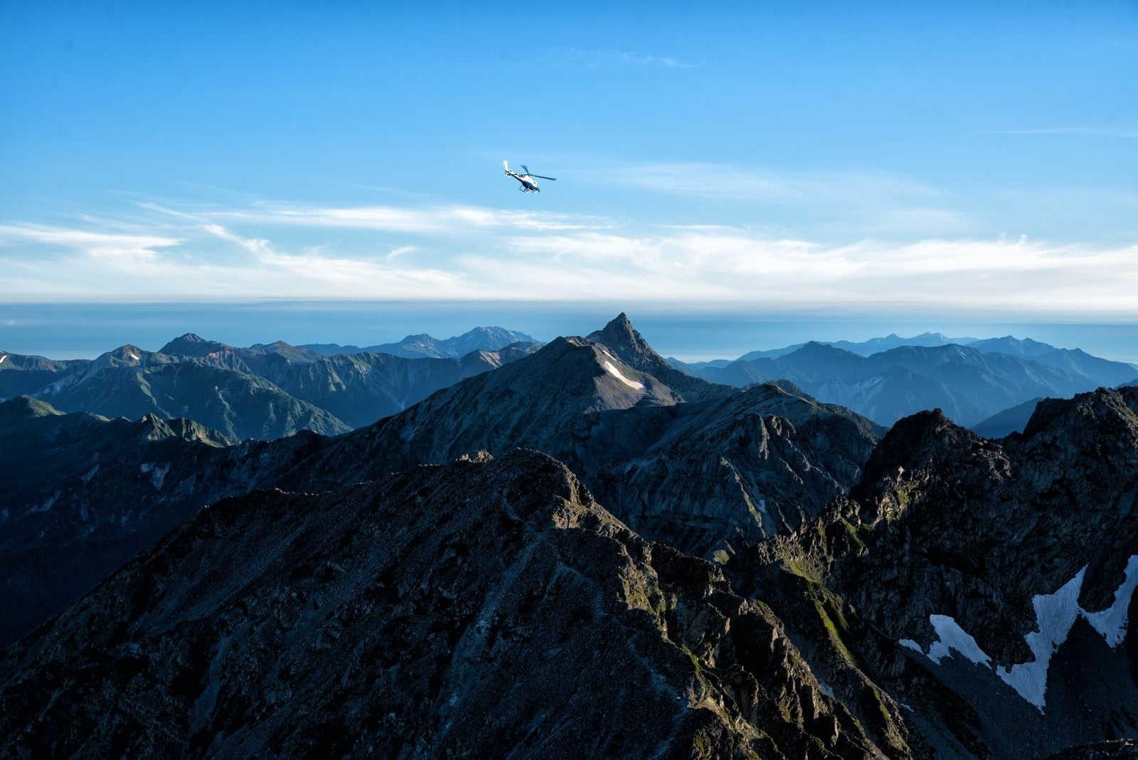 「槍ヶ岳方面に飛び立つヘリコプター」の写真