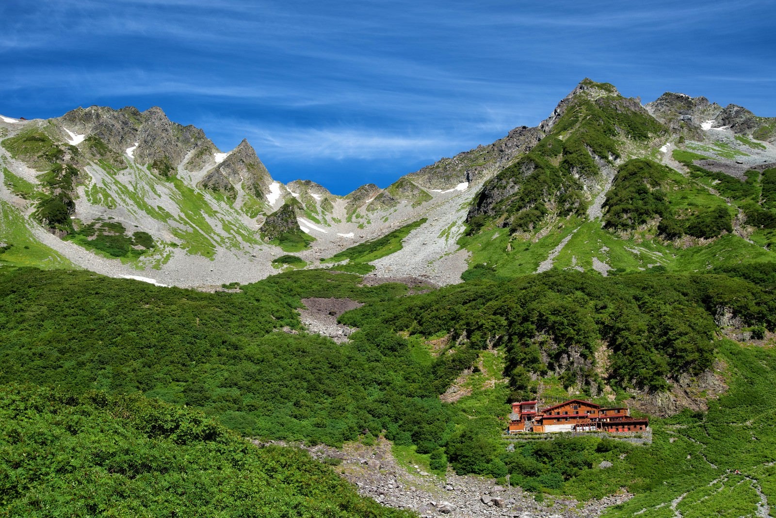 「北穂高岳にある山小屋の見える景色」の写真