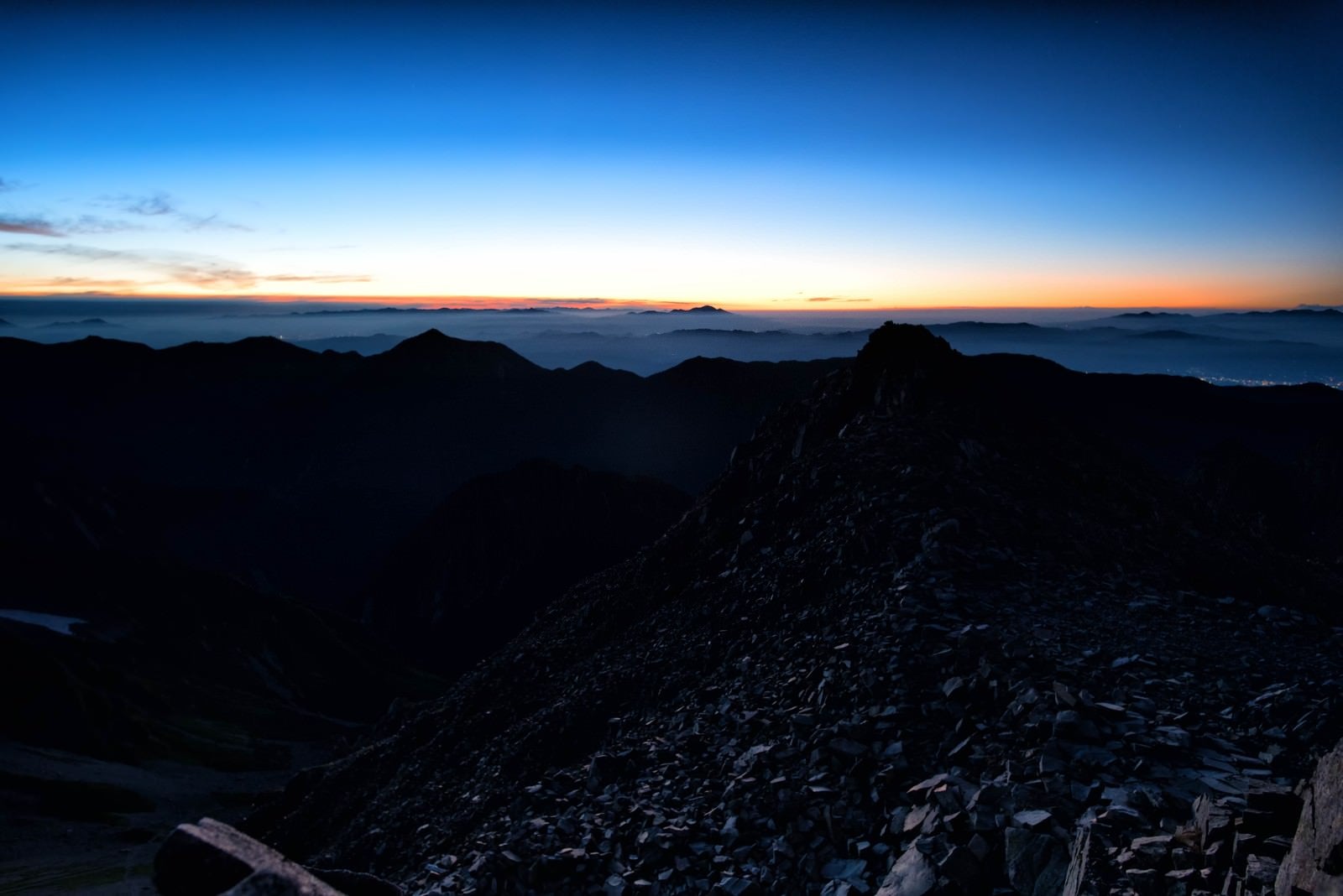 「夜明けの穂高岳」の写真
