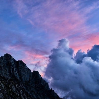 焼けた空に沸き立つ積雲とジャンダルムの岩峰の写真