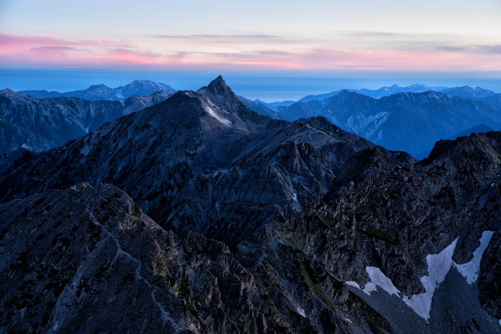「茜色に焼けた空と飛騨山脈」の写真