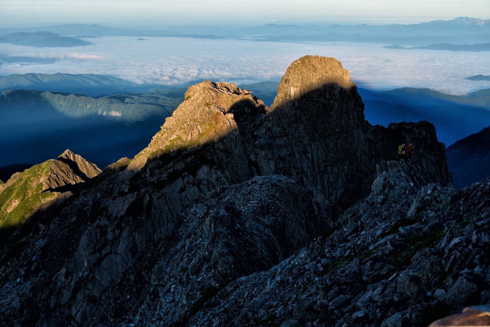 「西穂高岳に続く稜線と雲海」の写真