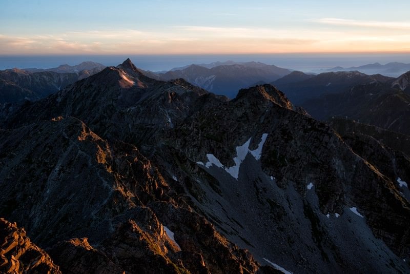 夕焼けに染まる飛騨山脈の写真