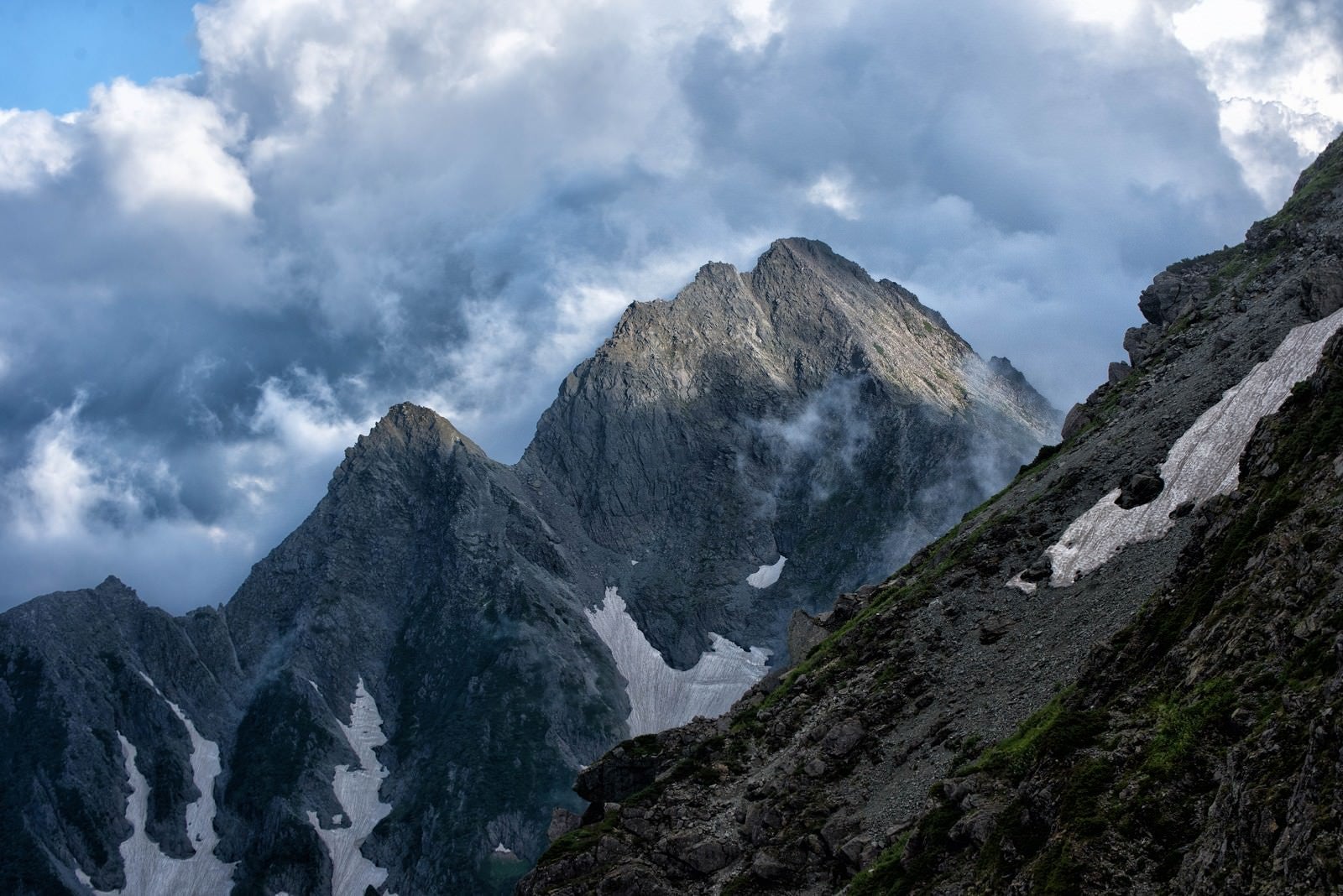 「沸き立つ雲から顔を出す前穂高岳」の写真