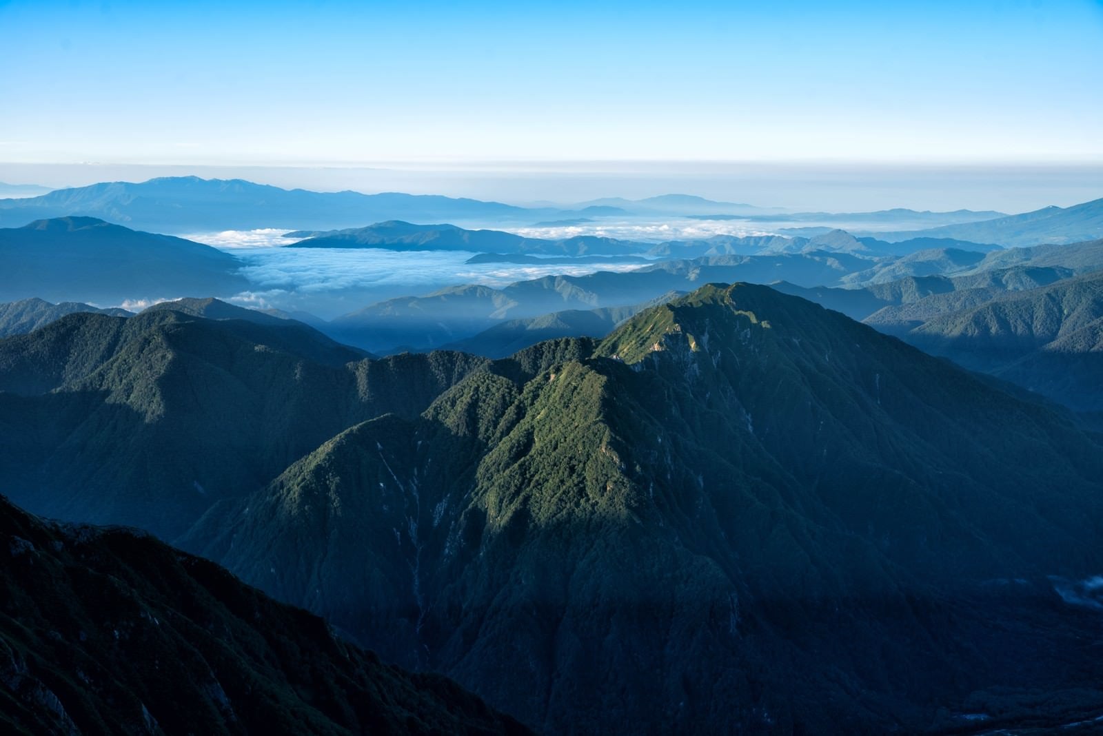 「霞沢岳の雲海に浮かぶ南アルプス」の写真