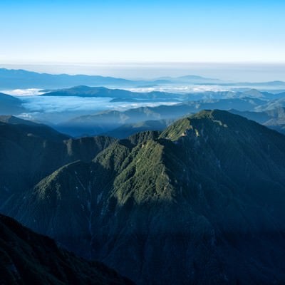 霞沢岳の雲海に浮かぶ南アルプスの写真