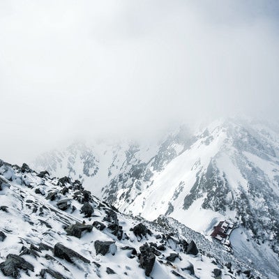 ガスに覆われる穂高連峰の稜線の写真