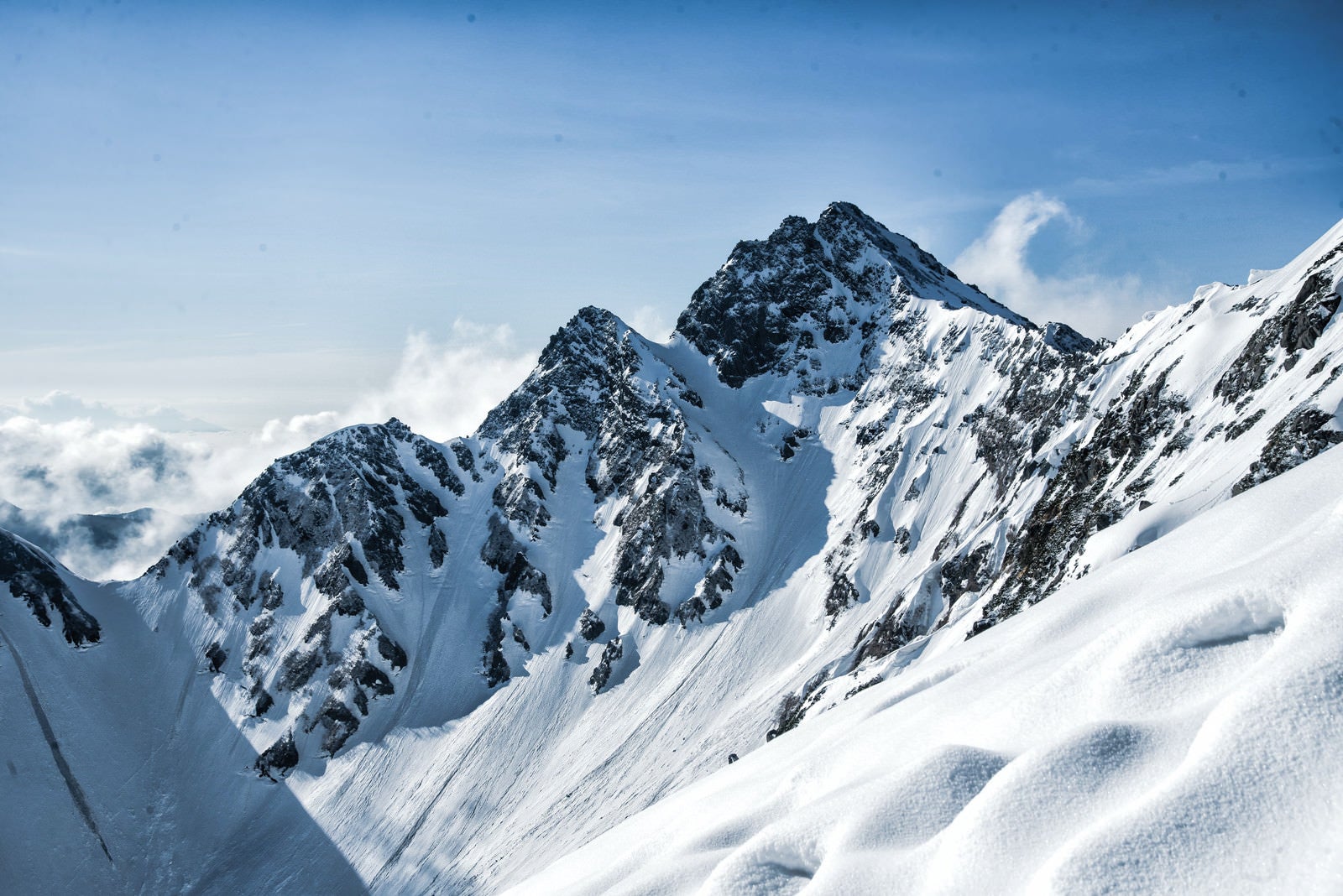 「残雪と前穂高岳」の写真
