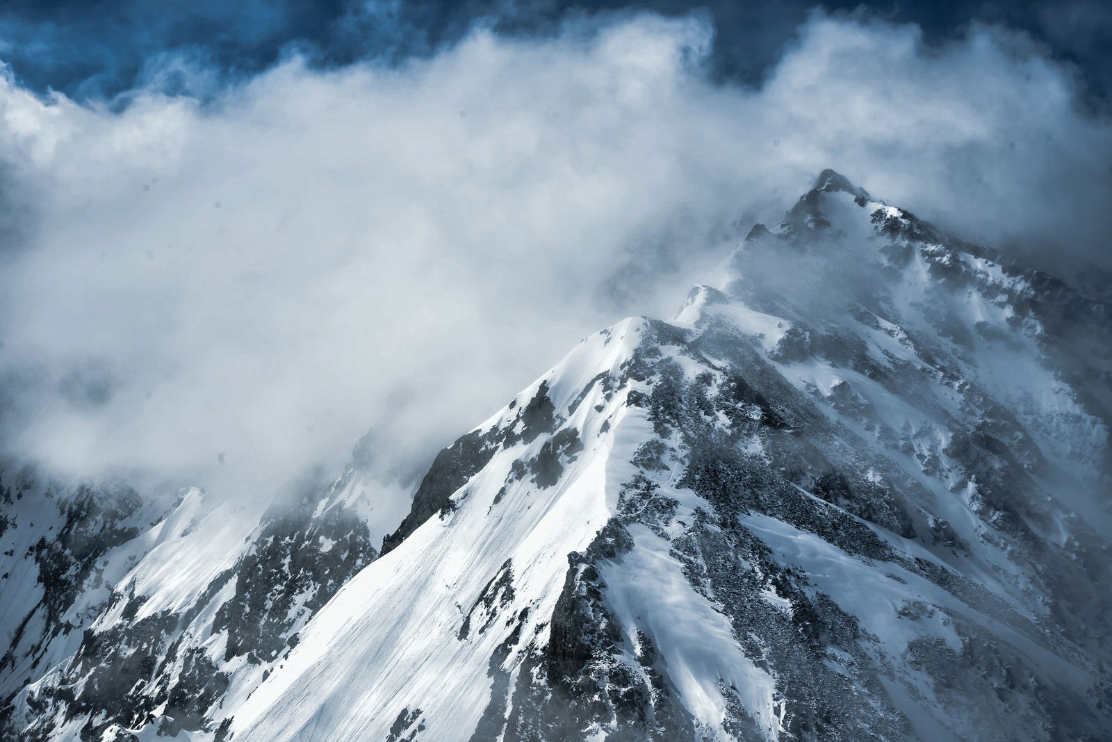 「雲から現れる奥穂高岳（北アルプス）」の写真