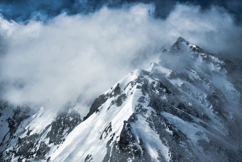 雲から現れる奥穂高岳（北アルプス）の写真