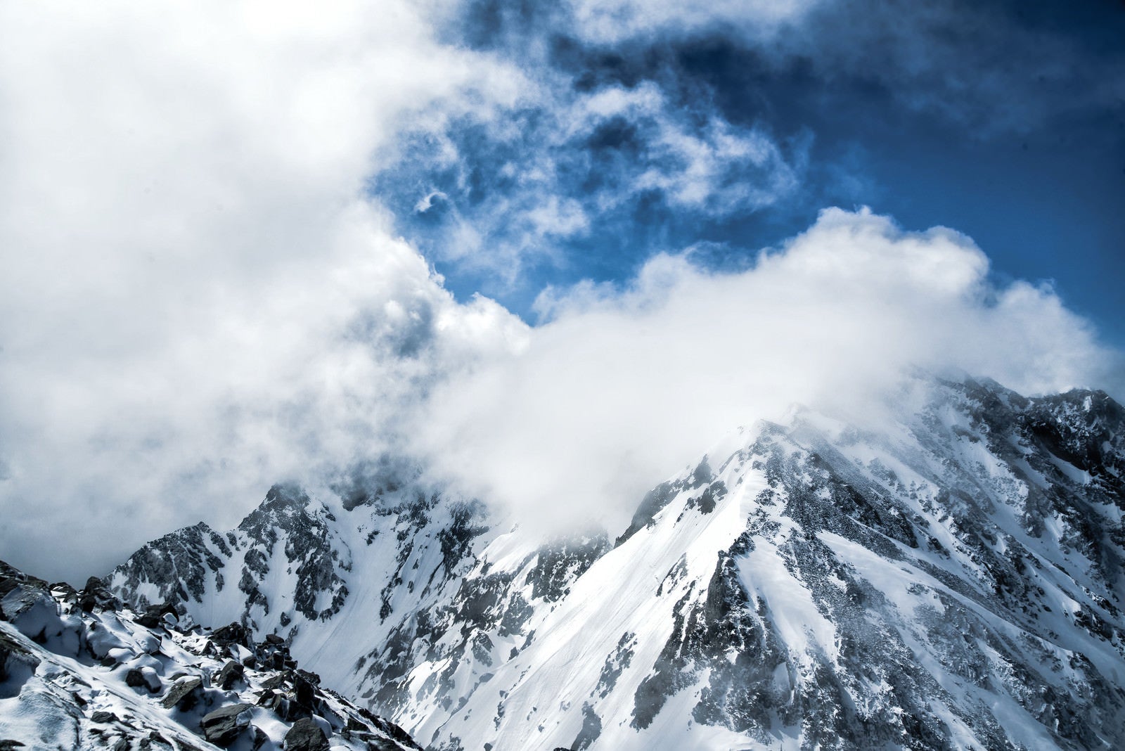 「湧き上がる雲と穂高連峰（飛騨山脈）」の写真