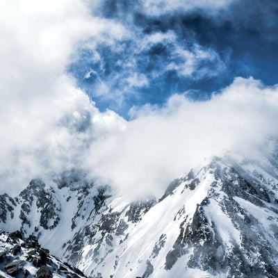 湧き上がる雲と穂高連峰（飛騨山脈）の写真