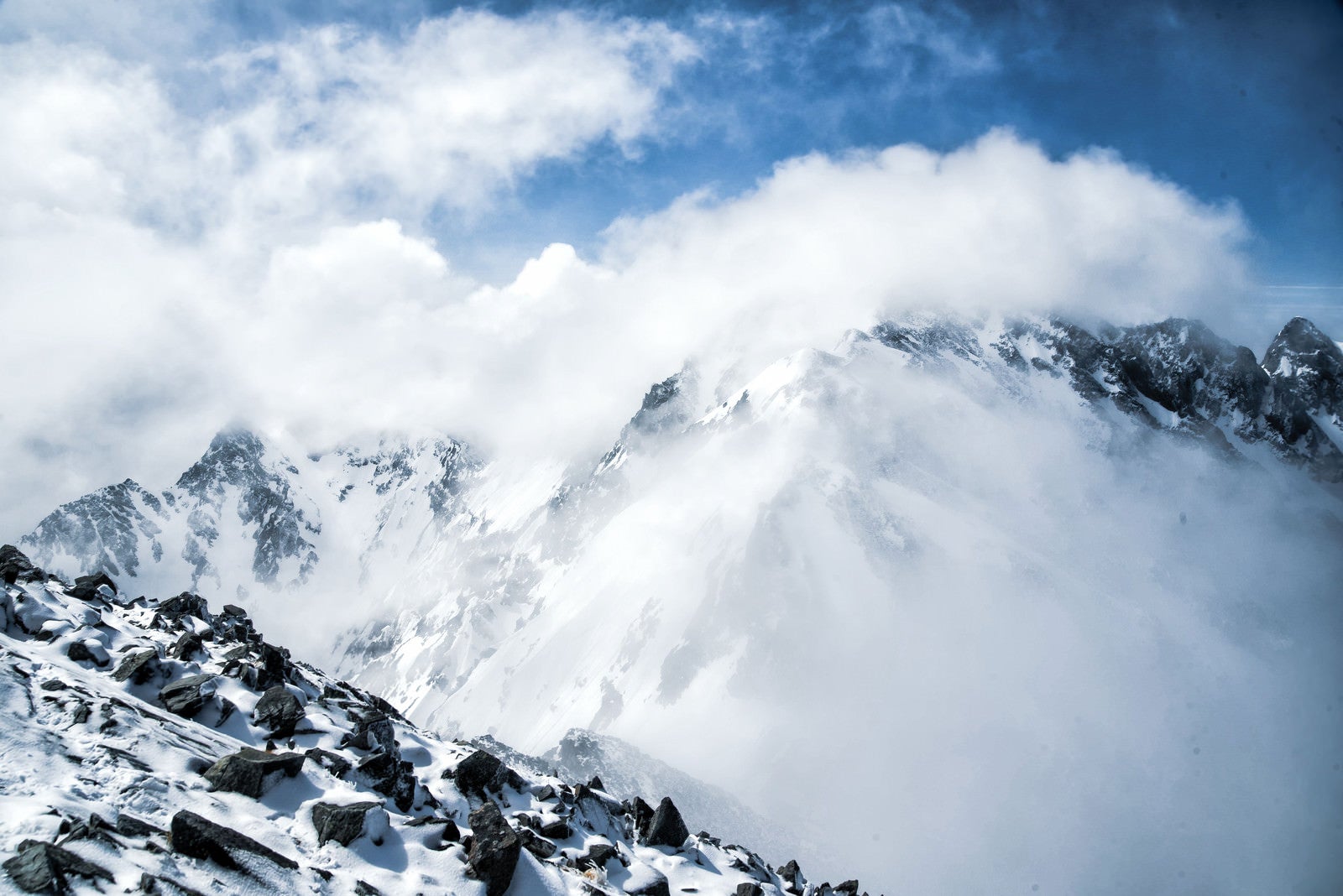 「雲に飲まれた穂高連峰（飛騨山脈）」の写真