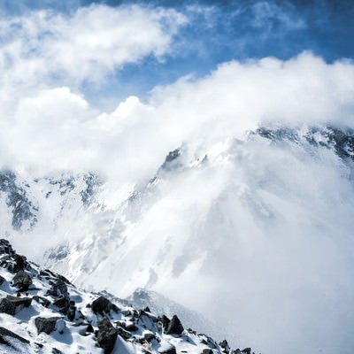 雲に飲まれた穂高連峰（飛騨山脈）の写真