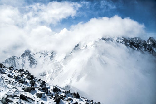 雲に飲まれた穂高連峰（飛騨山脈）の写真