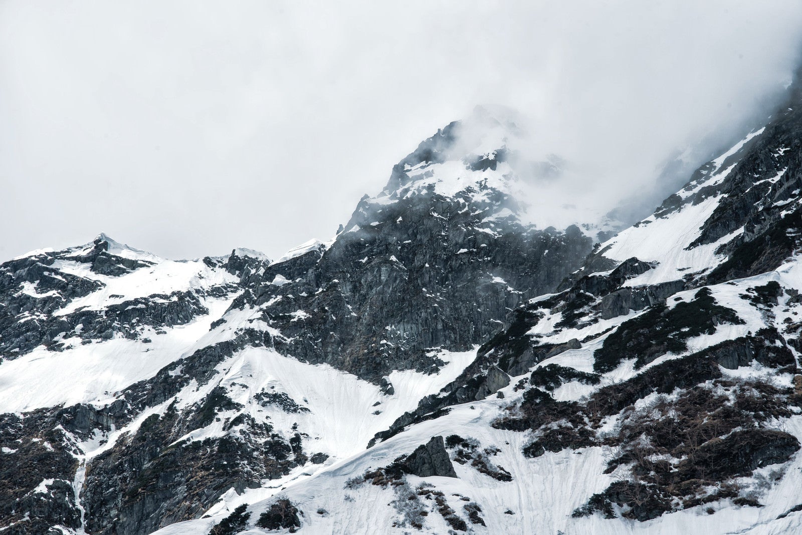 「奥穂高岳の山頂と絶壁（北アルプス）」の写真