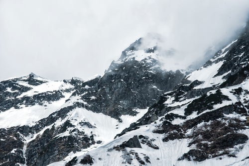 奥穂高岳の山頂と絶壁（北アルプス）の写真