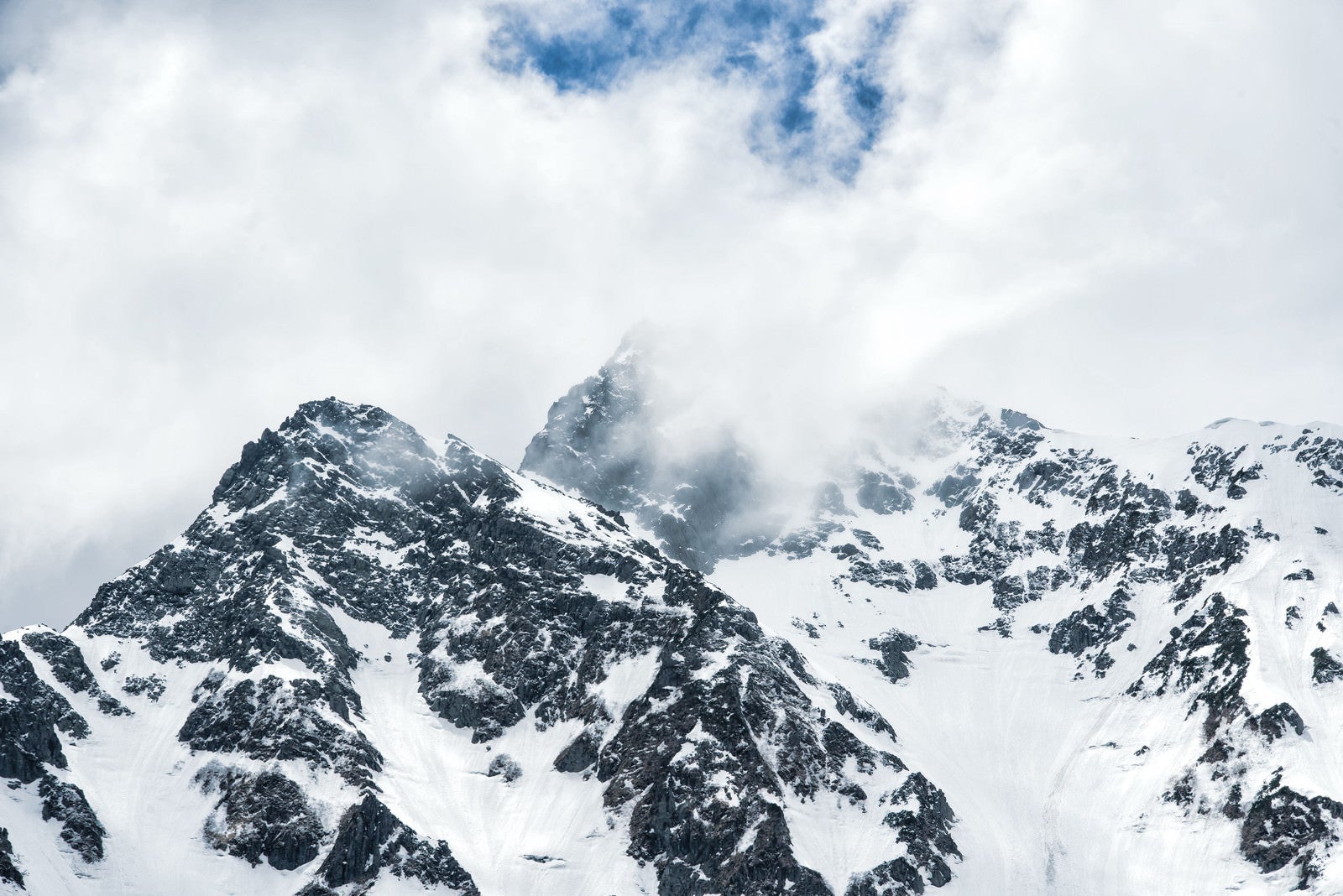 「沸き立つ雲に見え隠れする前穂高岳（北アルプス）」の写真
