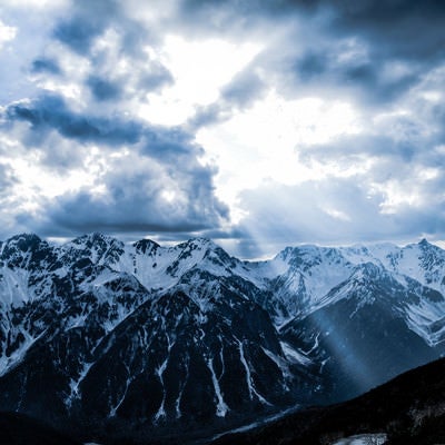 光が落ちる神々しい飛騨山脈（北アルプス）の写真