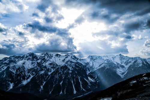 光が落ちる神々しい飛騨山脈（北アルプス）の写真