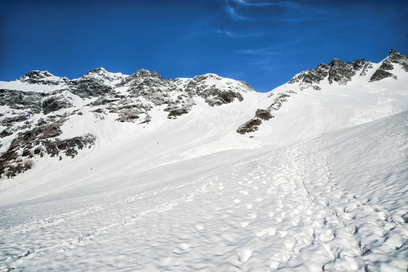 「残雪期の奥穂高岳とザイテングラード」の写真