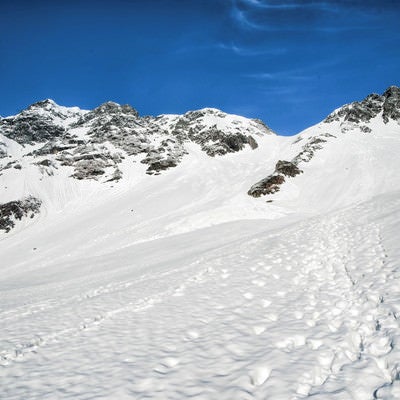 残雪期の奥穂高岳とザイテングラードの写真