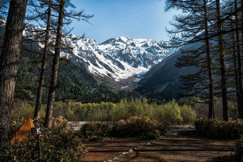 小梨平キャンプ場から見る雪山の写真