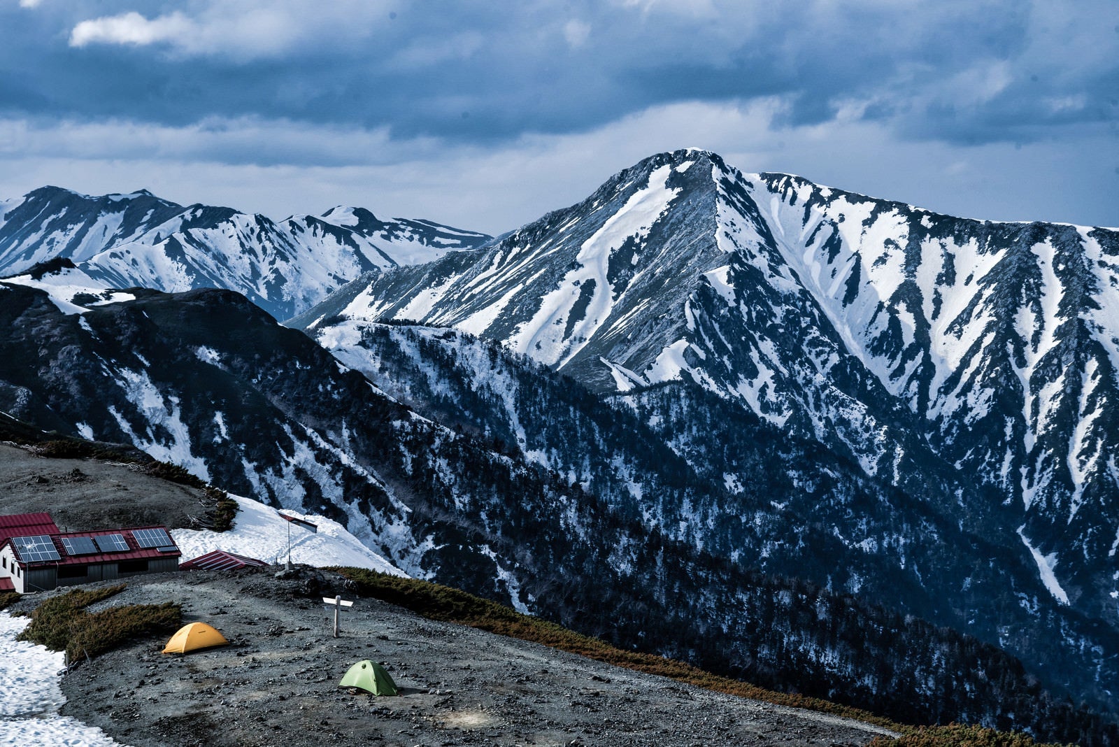 「常念岳への縦走路とテント（飛騨山脈）」の写真