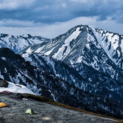 常念岳への縦走路とテント（飛騨山脈）の写真